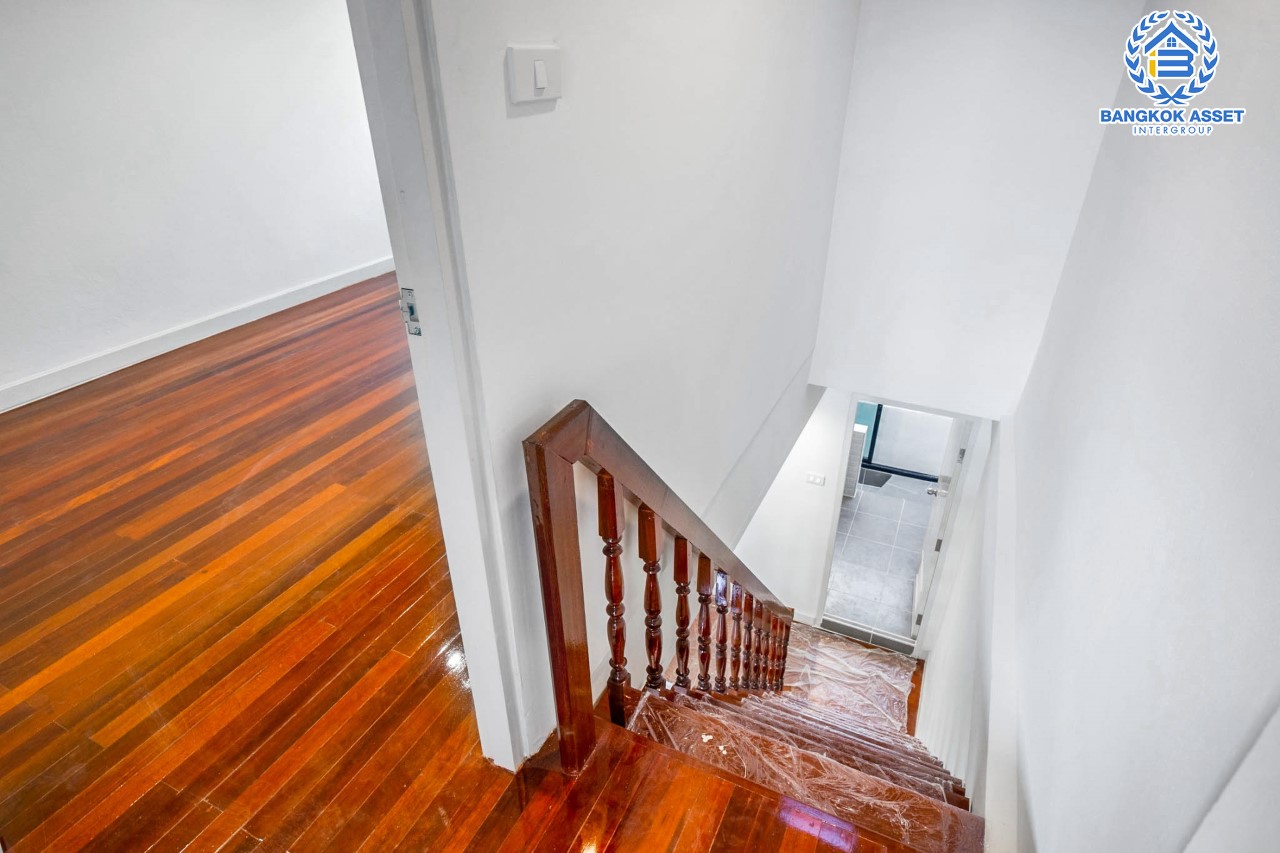 บ้านมือสองตกแต่งใหม่ ม.ทรายทองนิเวศน์ ติวานนท์45 ทาวน์เฮ้าส์พร้อมอยู่ ราคาสุดคุ้ม! เนื้อที่ 16 ตร.ว. ฟังก์ชัน 2 ห้องนอน 1 ห้องน้ำ 1 ที่จอดรถ บนทำเลเชื่อมต่อเมือง ใกล้ห้าแยกปากเกร็ด, เซ็นทรัลแจ้งวัฒนะ, เซ็นทรัลรัตนาธิเบศร์, และรถไฟฟ้าสายสีชมพู "สถานีสามัคคี"